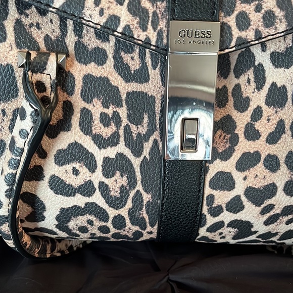🖤CLEARANCE!!! Guess leopard shoulder bag🖤 - Picture 2 of 10